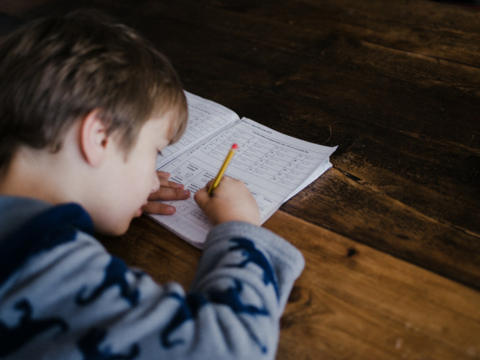 毎日のルーティンで学習する子ども