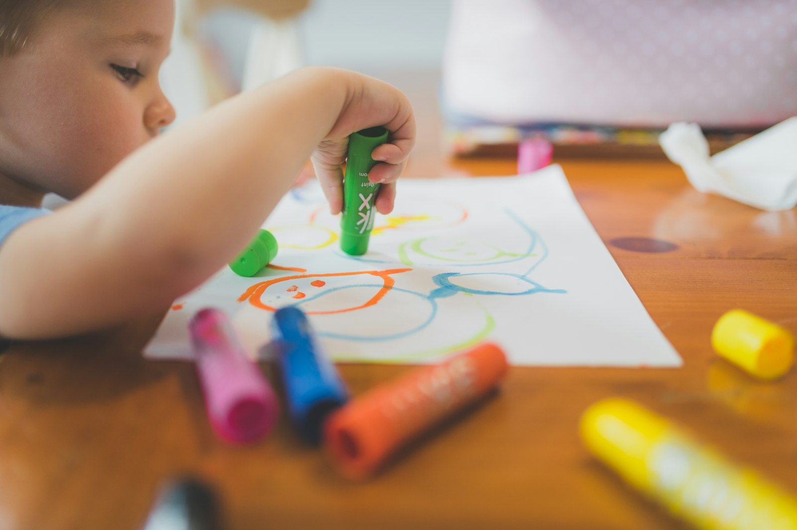 2歳の子どもがクレヨンでぬりえ