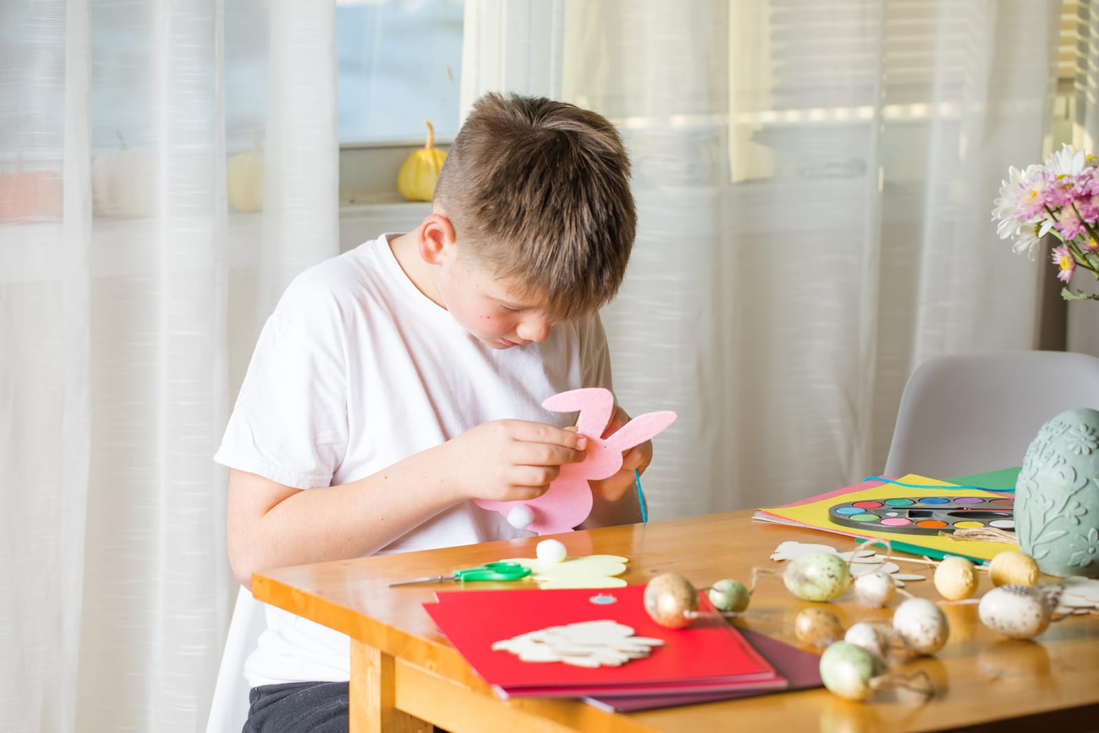 季節のおうち工作をする子どもたち